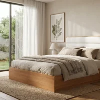تخت خواب مونالیزا در اتاقی مینیمال کنار شیشه قدی و دکور گیاهی