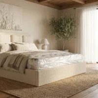 تخت خواب میلانو در اتاقی گرم با سقف چوبی، پرده روشن و نور نرم روز