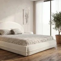 تخت خواب تورین با طراحی مدرن و تاج منحنی در اتاق خواب روشن با کفپوش چوبی، گلدان بزرگ و دکور دیواری