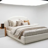 تخت خواب تورین با طراحی شیک و تاج منحنی در نمای استودیویی همراه با میز کنار تخت و چراغ خواب