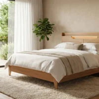تخت خواب ونیز در اتاقی روشن کنار پنجره بزرگ، صندلی حصیری و میز کنار تخت