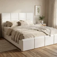 تخت خواب ورونیا با طراحی شیک و رنگ سفید، در اتاق خوابی با دکوراسیون گرم و نور طبیعی، همراه با روتختی کرم و بالشهای تزئینی